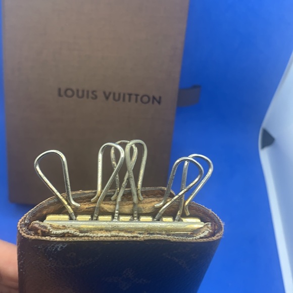 ❤️ 💜 🤎 Louis Vuitton Monogram signature design LV Logo 6 key holder - Picture 3 of 10